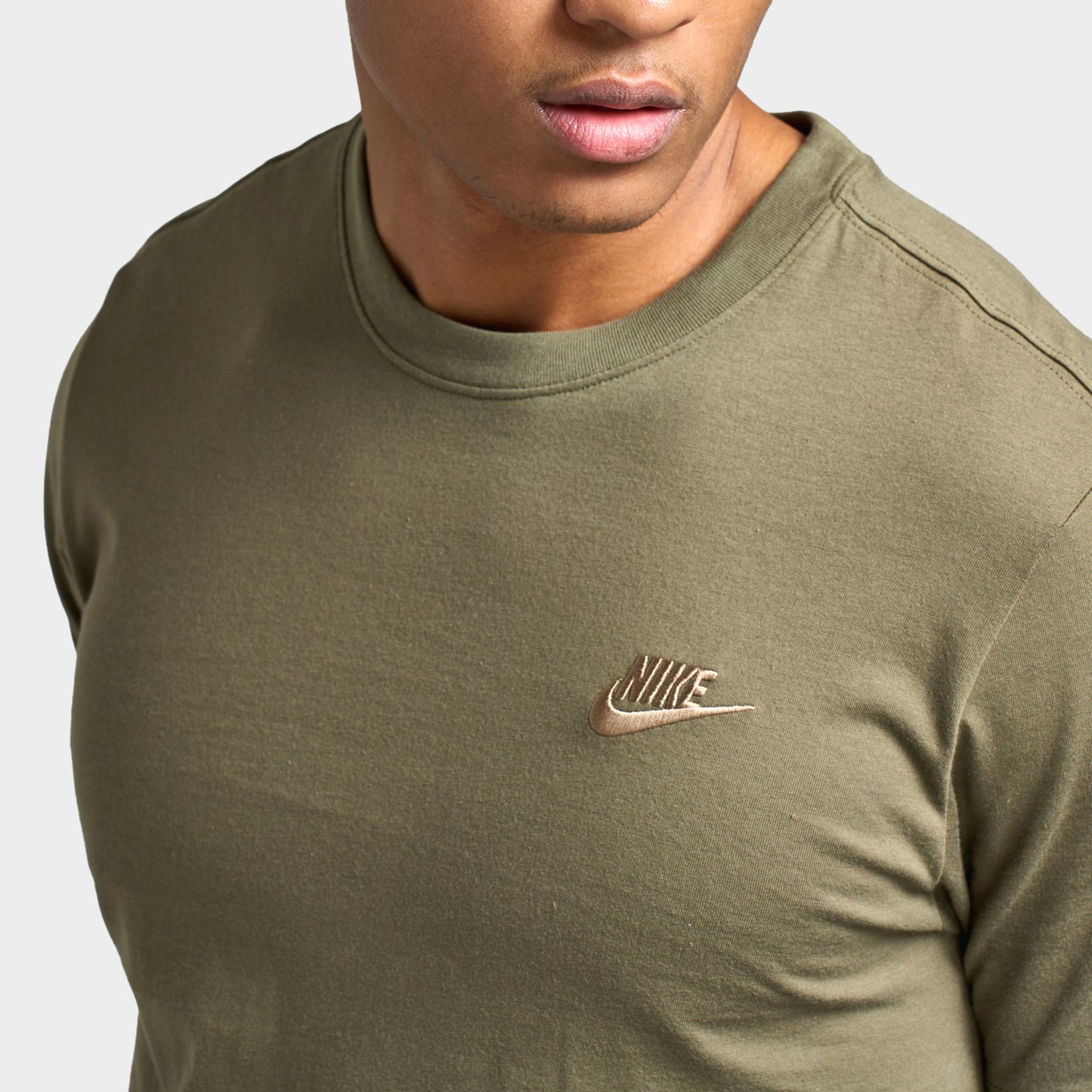 Nike Sportswear Club t-shirt Olive moyen / Beige parachute