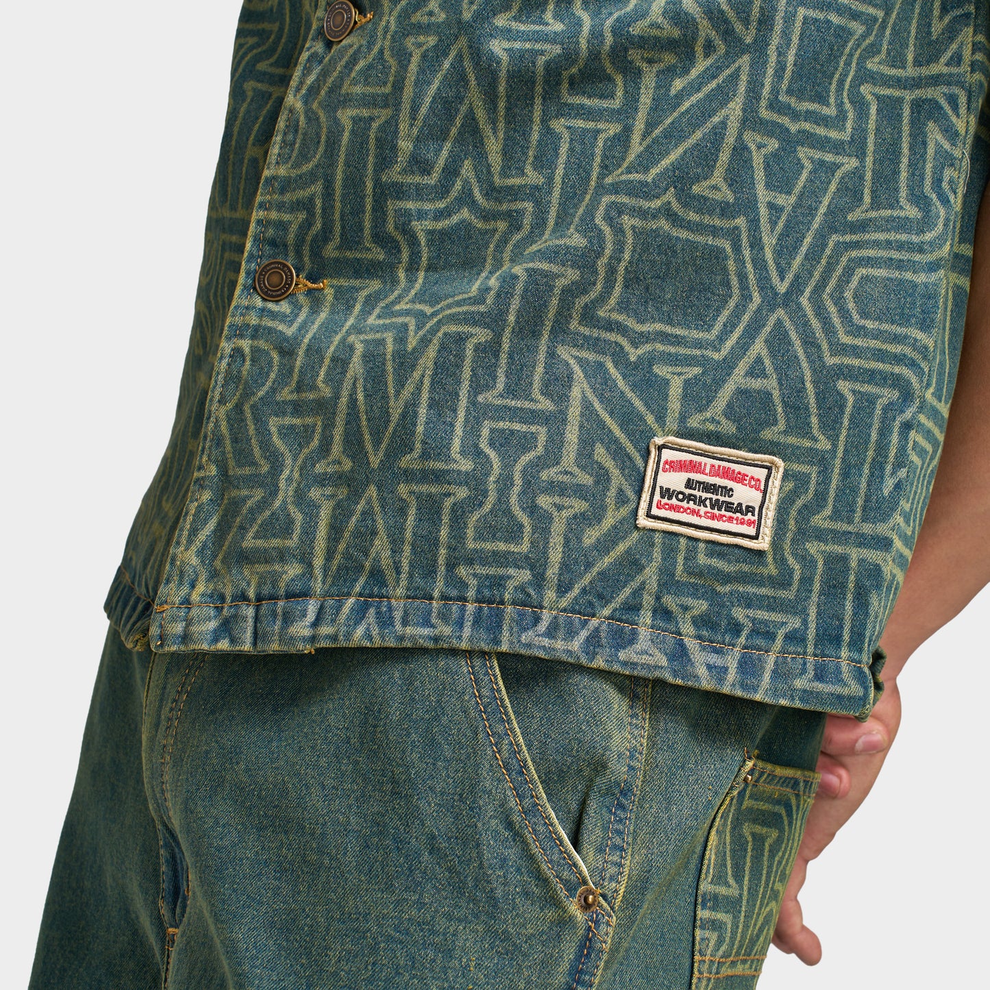 Criminal Damage Berkley Chemise en jean Monogrammée  / Bleu délavé