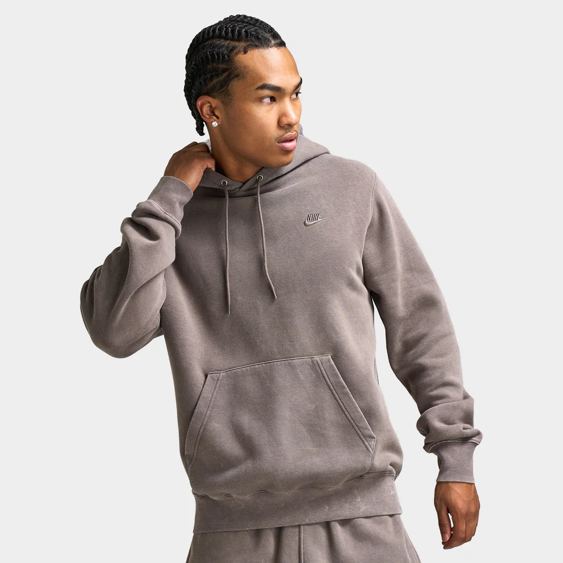 L’homme porte le hoodie Nike CWash Club Basketball « Pierre de grotte ». Magasinez les vêtements pour hommes dès maintenant chez JD Sports.