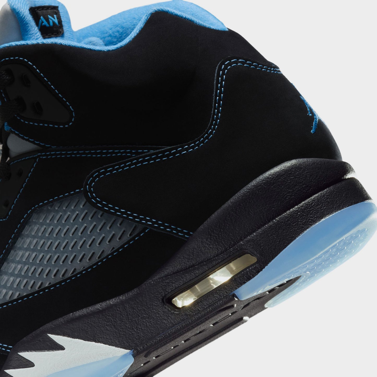 Jordan 5 Rétro Noir / Bleu Universitaire - Blanc