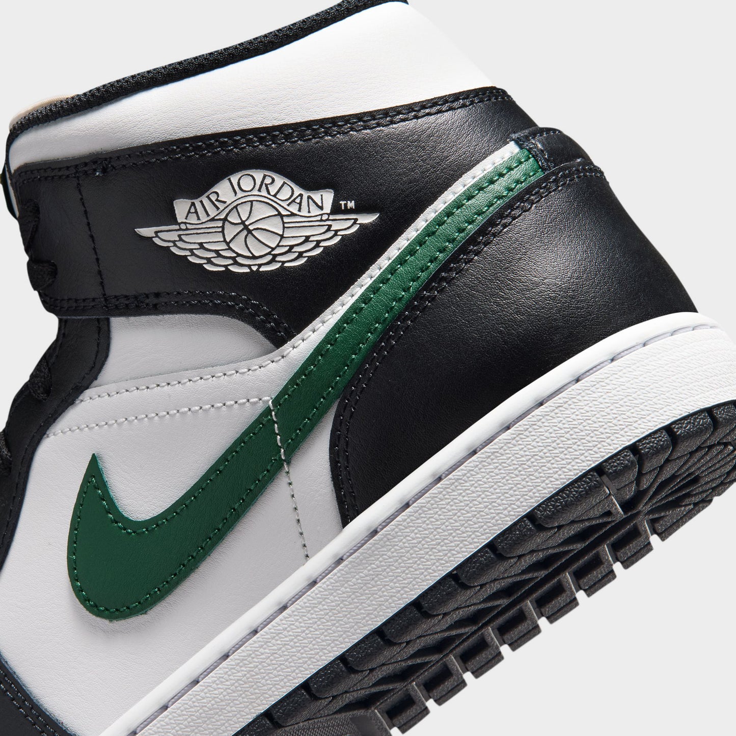 Jordan 1 Mid Noir / Blanc Sommet - Vert Gorge
