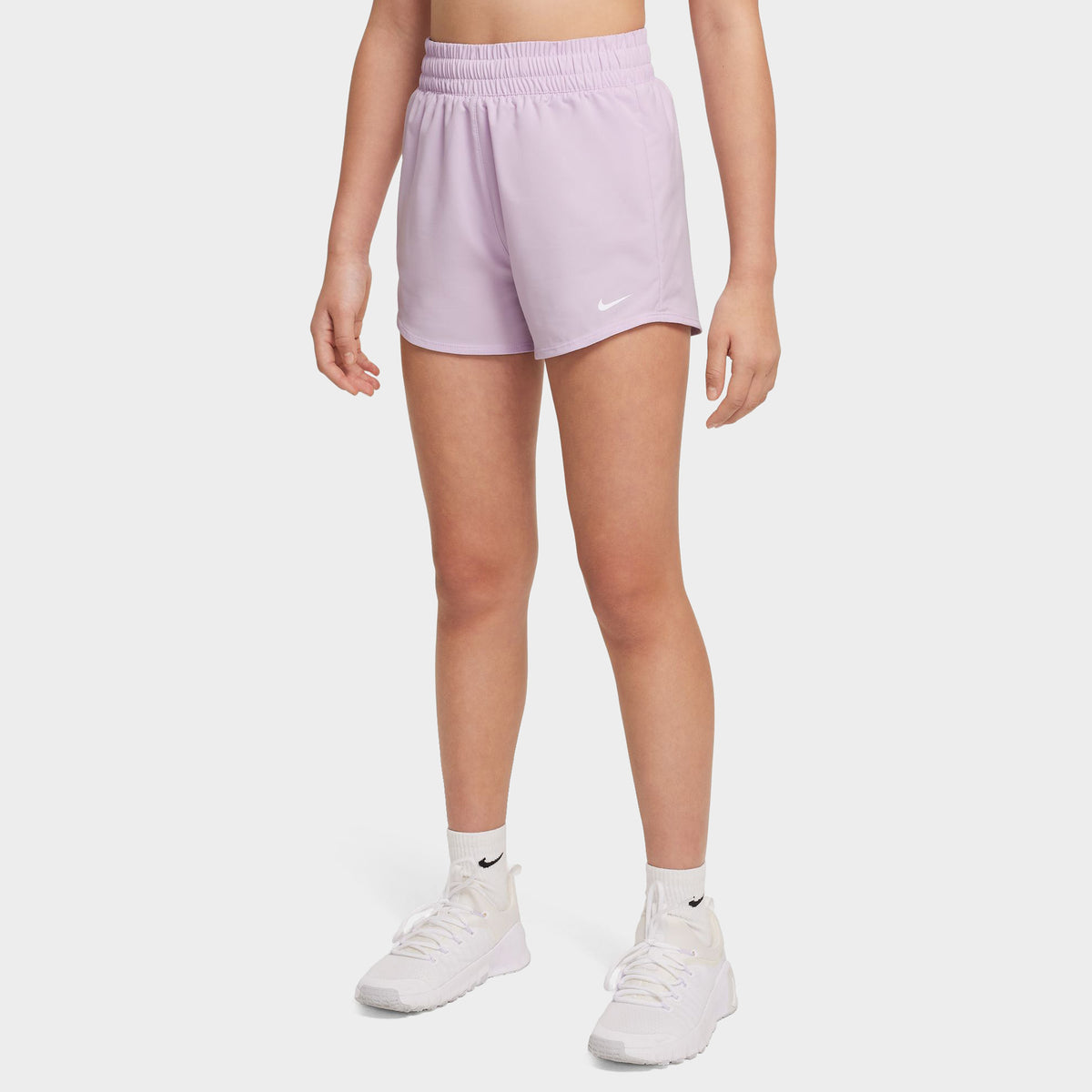 Nike One Filles Dri-FIT Short d'entraînement tissé à taille haute Poupée / Blanc