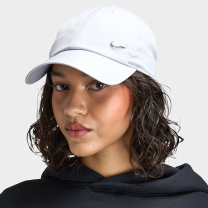 Nike Club Unstructured Métal Swoosh Casquette Gris / Noir