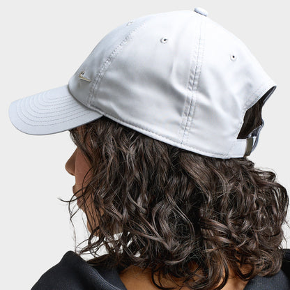 Nike Club Unstructured Métal Swoosh Casquette Gris / Noir
