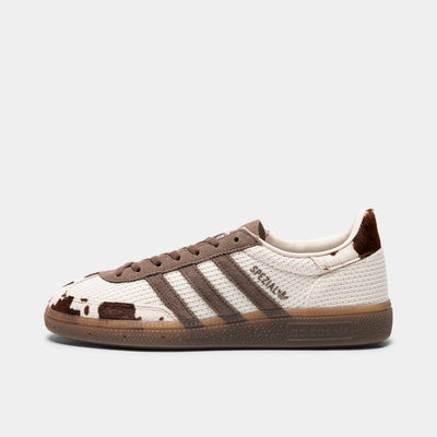 adidas Women’s Handball Spezial “Cream / White – Earth Strata Gum” shoe. Shop Women’s New Arrivals now at JD Sports.
