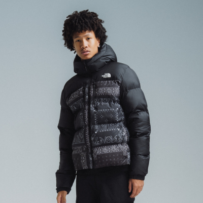 L’homme porte la veste The North Face Kanaga « noir TNF / imprimé bandana ». Magasinez les vêtements pour hommes en solde dès maintenant chez JD Sports.