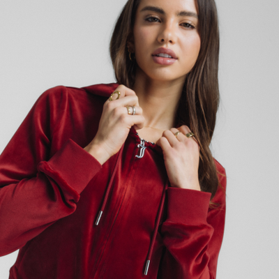 La femme porte le hoodie Juicy Couture OG Big Bling Fullzip « Dahlia rouge ». Magasinez les vêtements pour femmes en solde dès maintenant chez JD Sports