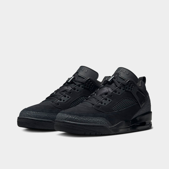 Jordan Spizike Low. Three-quarter view of black and anthracite sneakers with black laces, tonal overlays and sculpted soles.