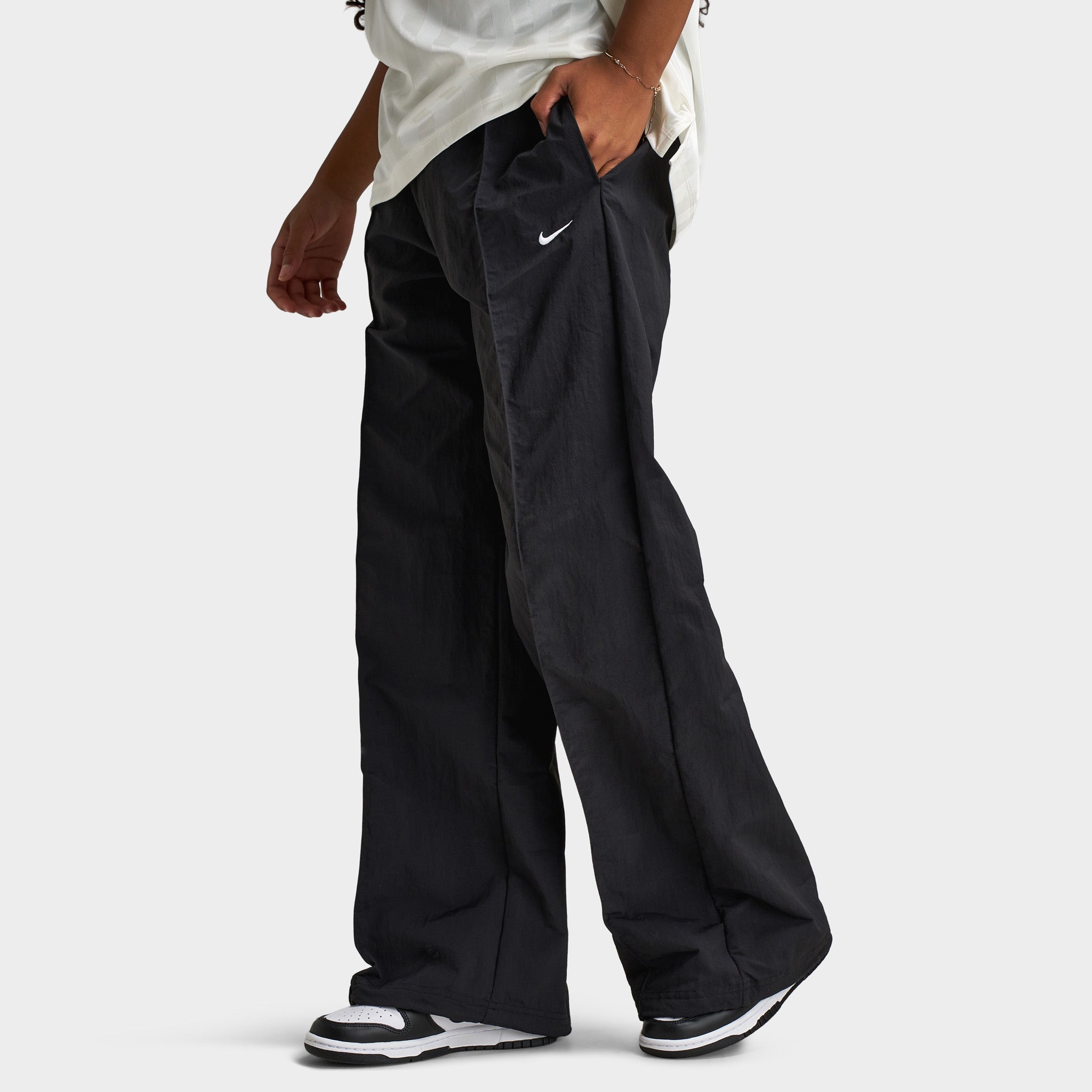 パンツ NIKE Sportswear Women's Woven Pants Nike Sportswear Women's Woven Mid-Rise Pants Black / White
