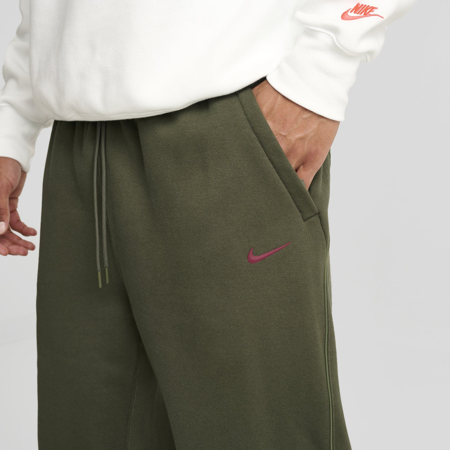 Nike NOCTA NRG CS Cardinal Pantalon en molleton Cargo Kaki / Rouge Équipe