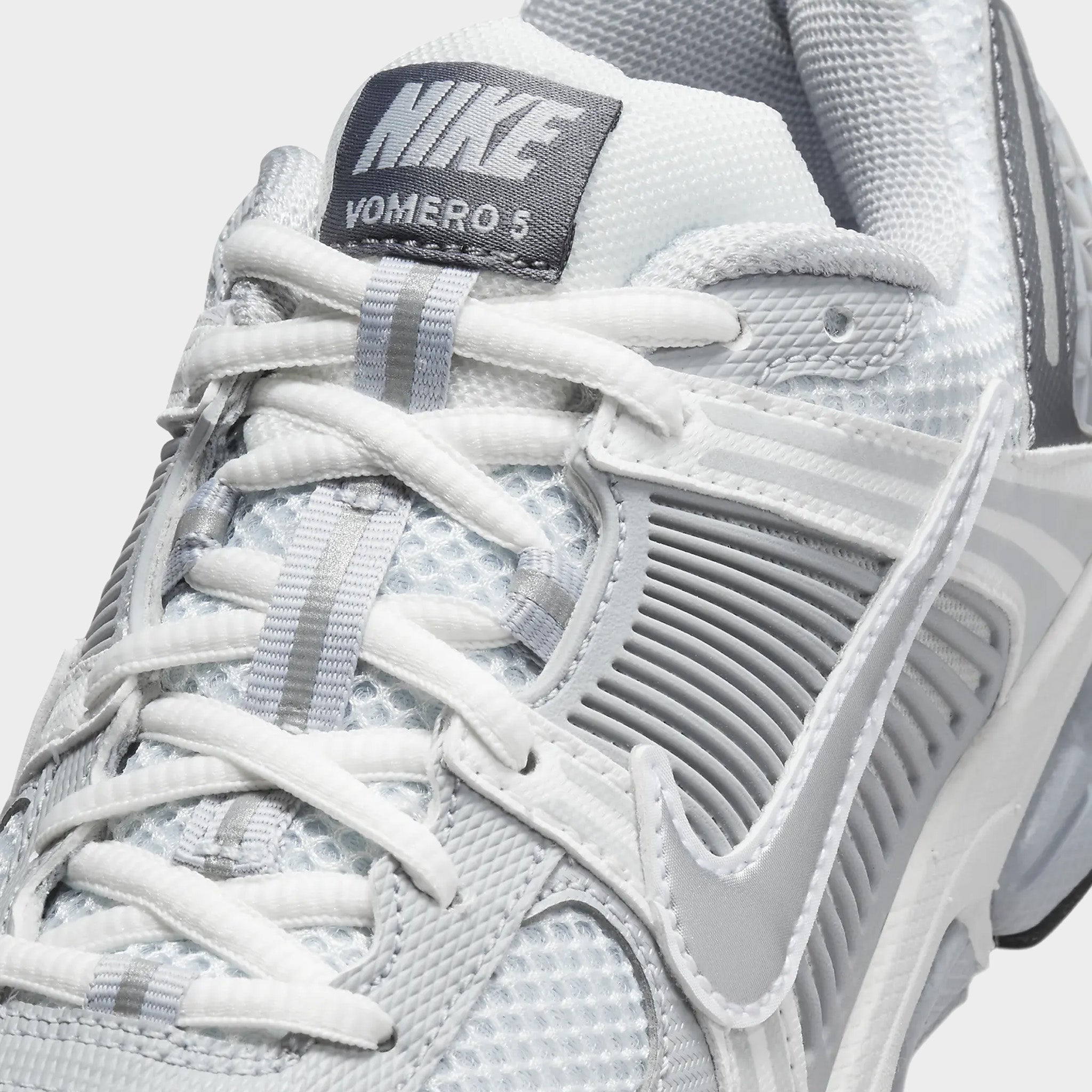 ★NIKE★(W) Nike Zoom Vomero 5 Platinum Silver★送料・関税込 Nike Zoom Vomero 5 GS Pure Platinum / Metallic Silver – JD