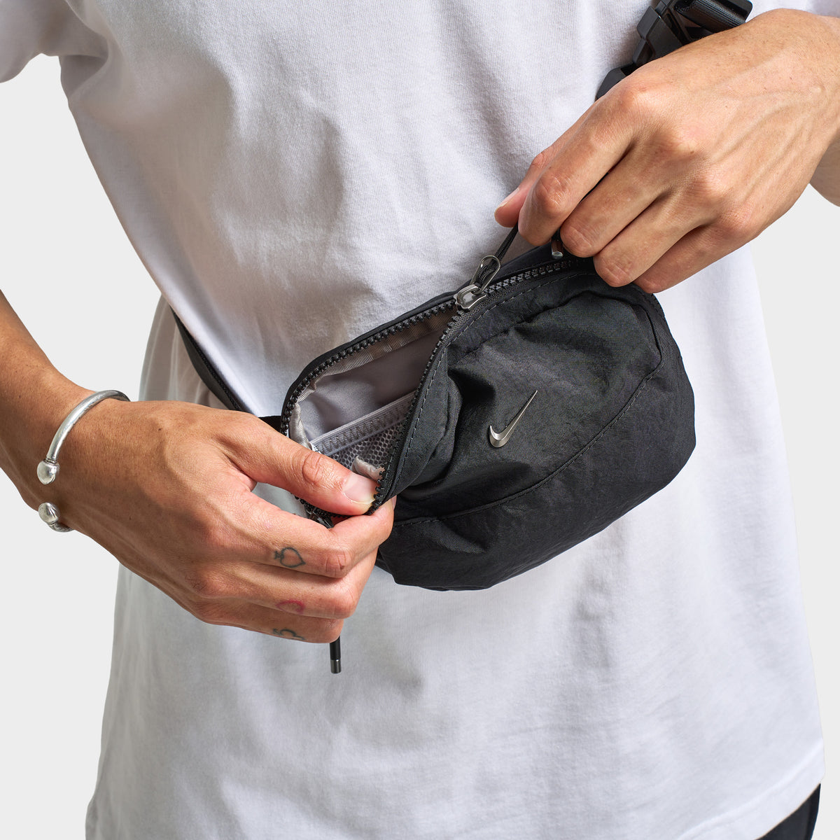 Nike Women's Aura Waist Pack (2L) Black/Black Gunmetal – JD Sports