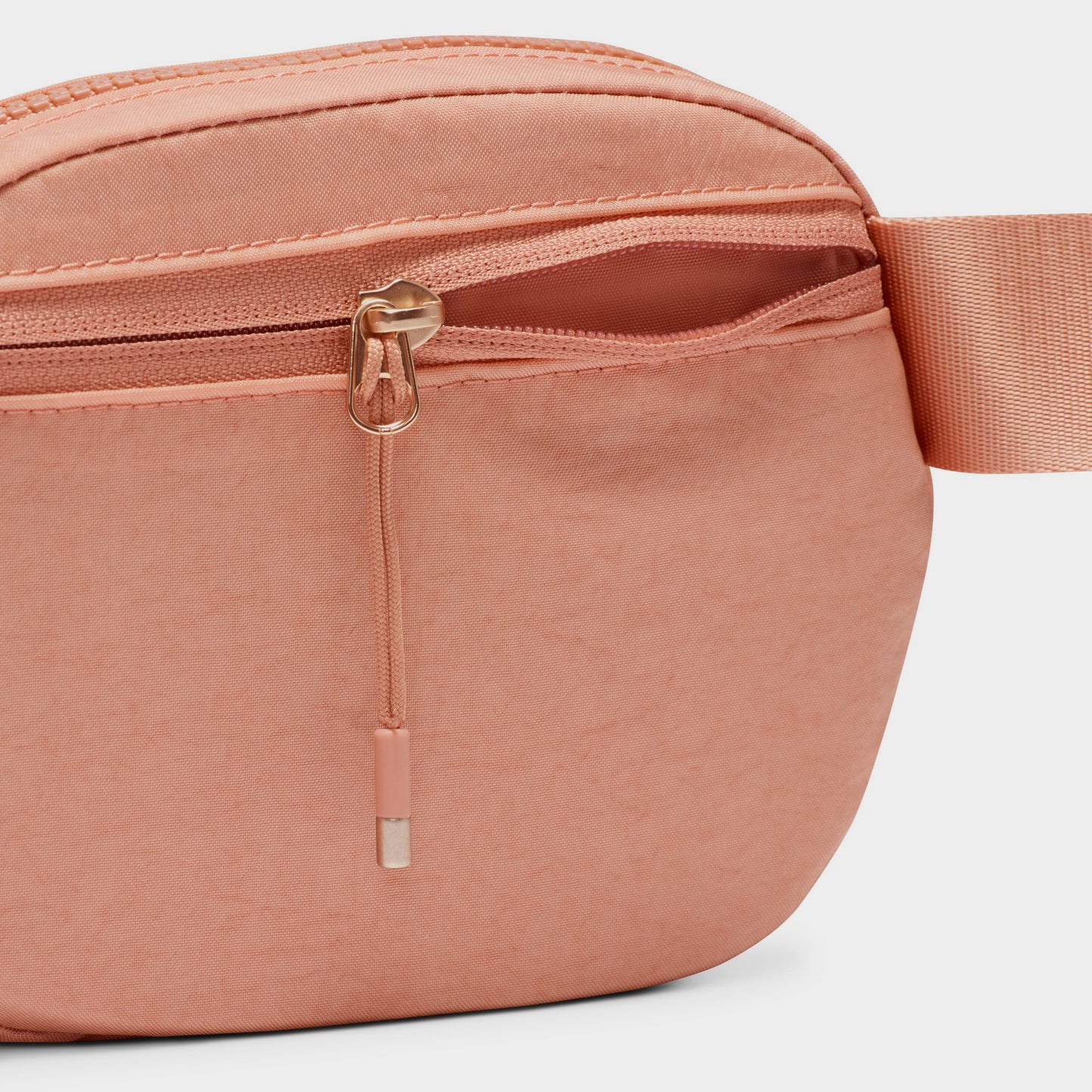 Nike Women's Aura Crossbody Bag (2L) / Gold