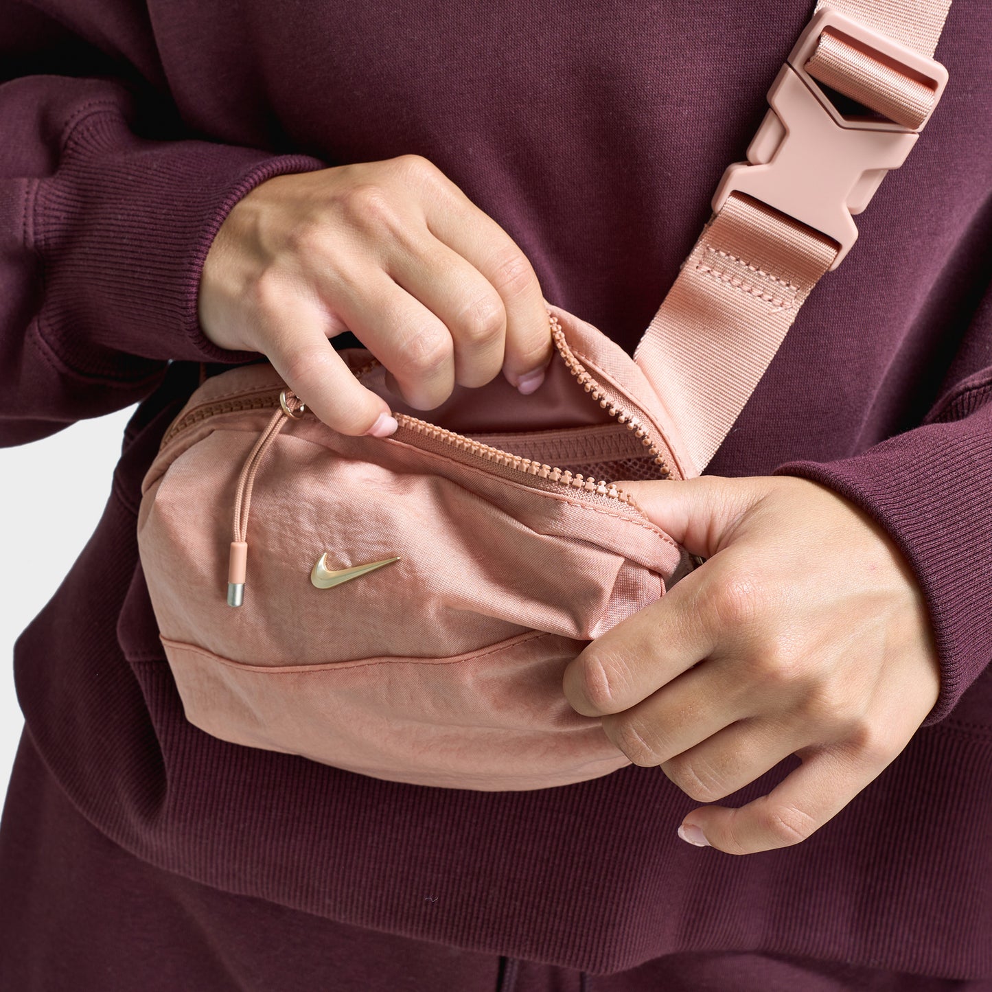 Nike Women's Aura Crossbody Bag (2L) / Gold