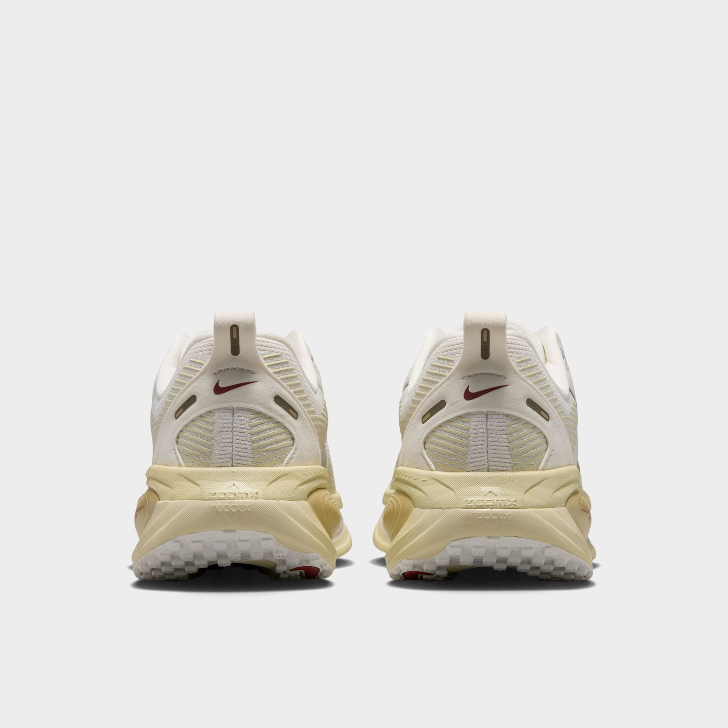 Nike Vomero 18 pour Femme Blanc Sommet / Argent Métallisé - Voile
