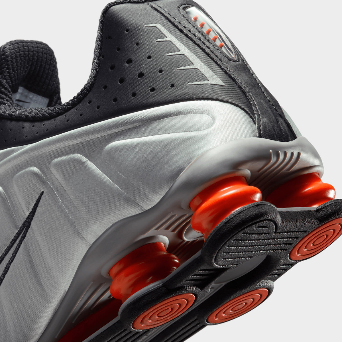 Nike Shox R4 Metallic Silver / Black | JD Sports