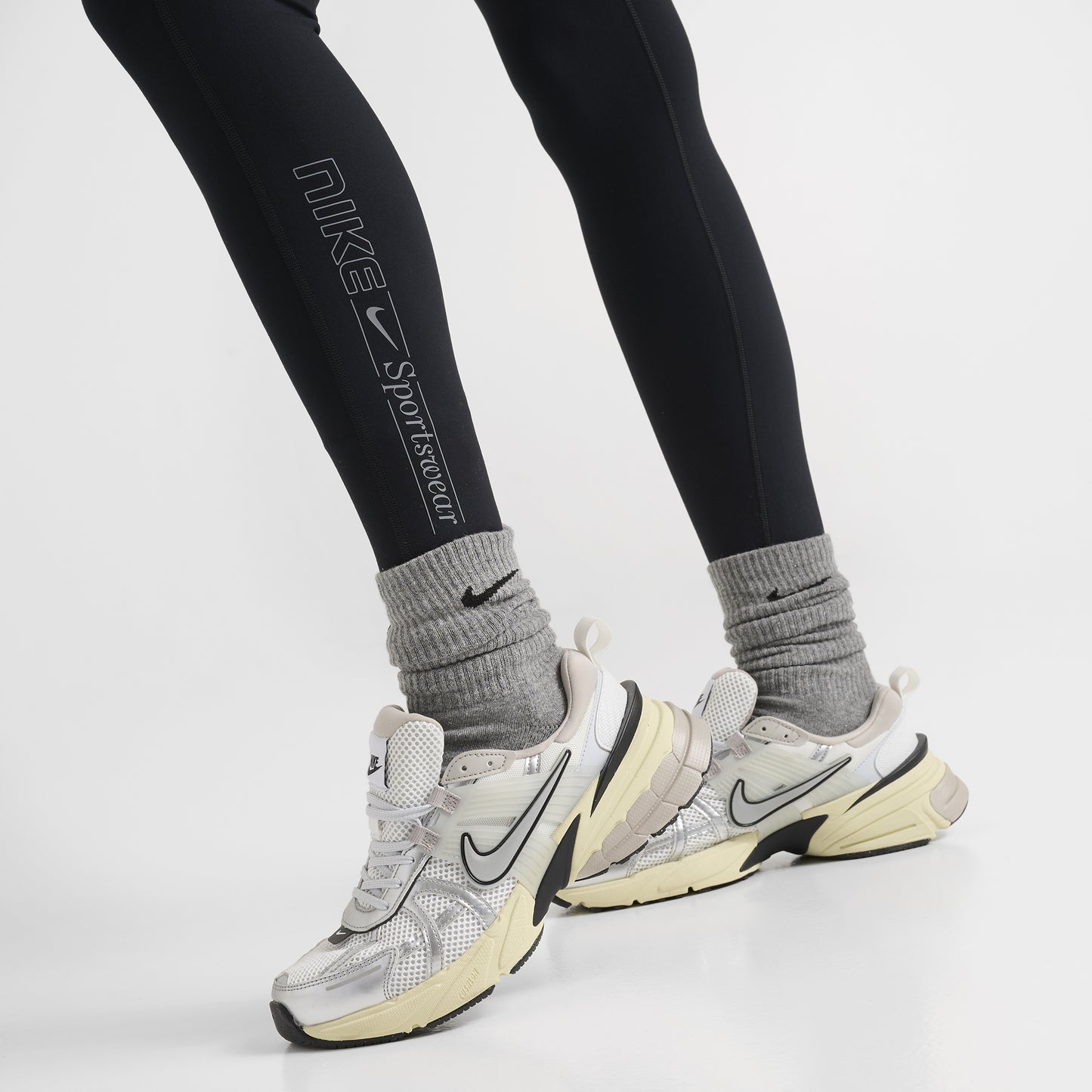 Nike One Women's Dri-FIT High Rise Crop Leggings / Black