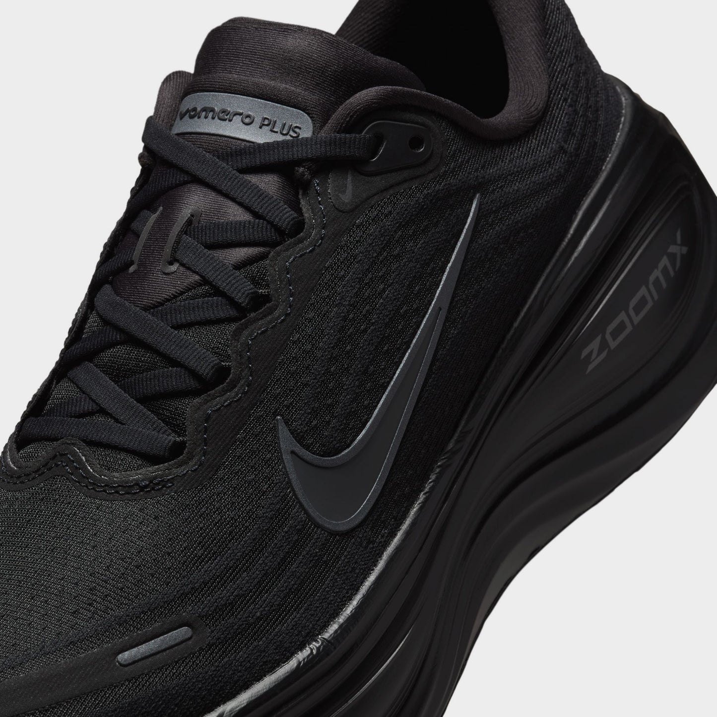 Nike Vomero Plus Noir / Gris foncé métallique - Gris froid