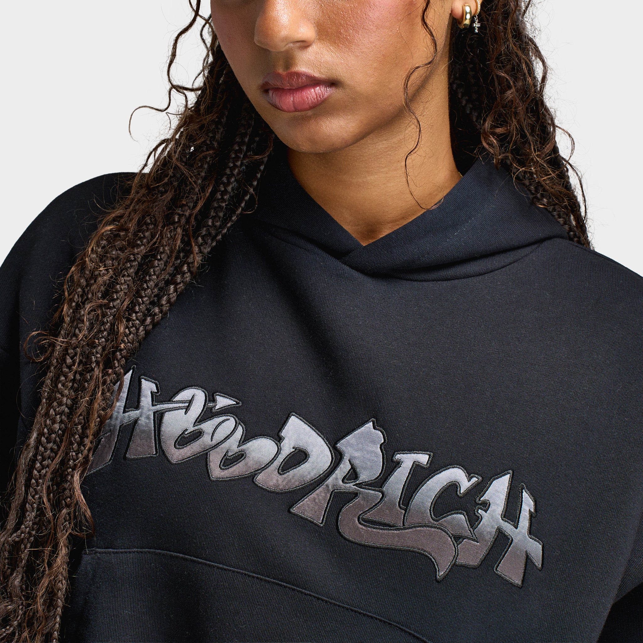womenhoodロゴスウェット Hoodrich Women's Boxy Hoodie With Satin Applique Black / Black