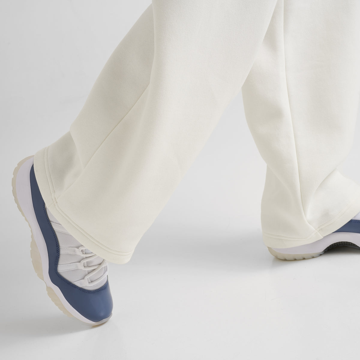 Jordan Brooklyn Pantalon molletonné surdimensionné à ourlet ouvert / Sail