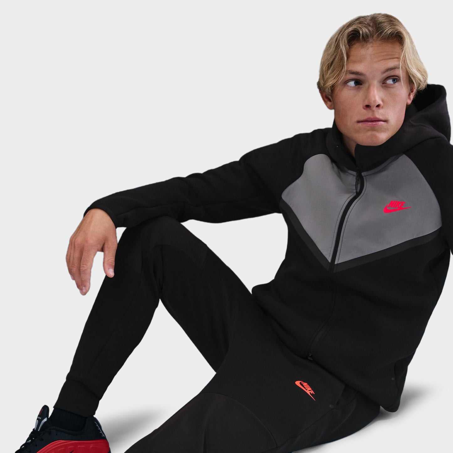 Nike Sportswear Tech Fleece Joggers Black / Smoke Grey - Bright Crimson
