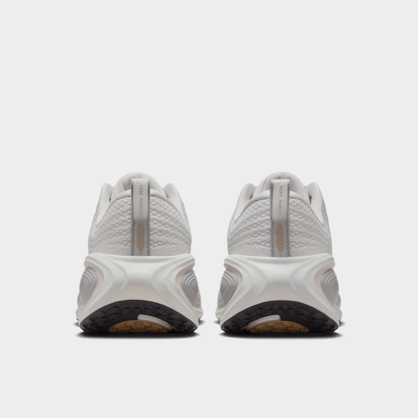 Nike Vomero Plus Femmes Gris Vast / Argent Métallique - Blanc Off