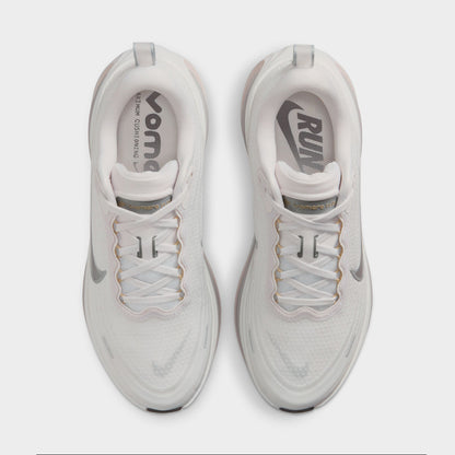 Nike Vomero Plus Femmes Gris Vast / Argent Métallique - Blanc Off