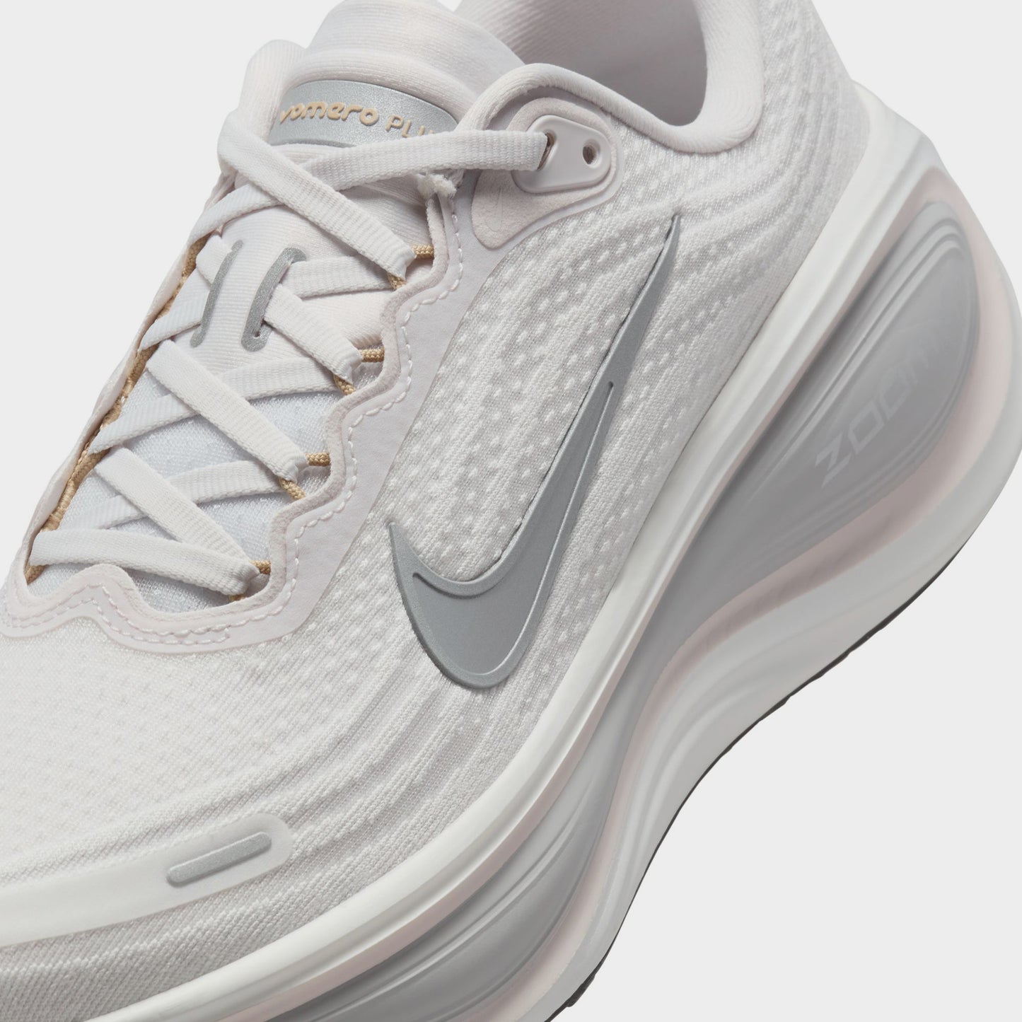 Nike Vomero Plus Femmes Gris Vast / Argent Métallique - Blanc Off