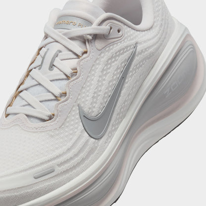 Nike Vomero Plus Femmes Gris Vast / Argent Métallique - Blanc Off