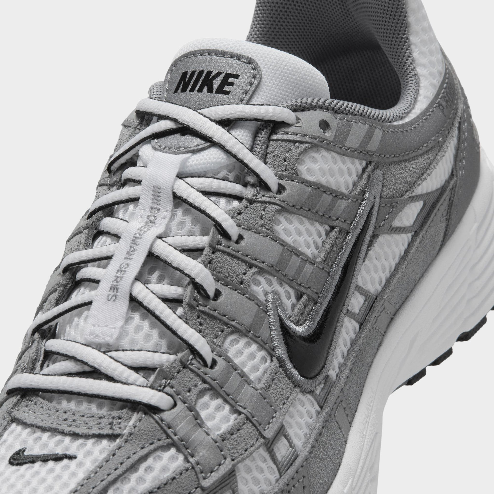 ナイキ P-6000 NIKE P-6000 カレッジ グレー メンズ 27.5 Nike P-6000 GS White / Black - Metallic Cool Grey – JD Sports