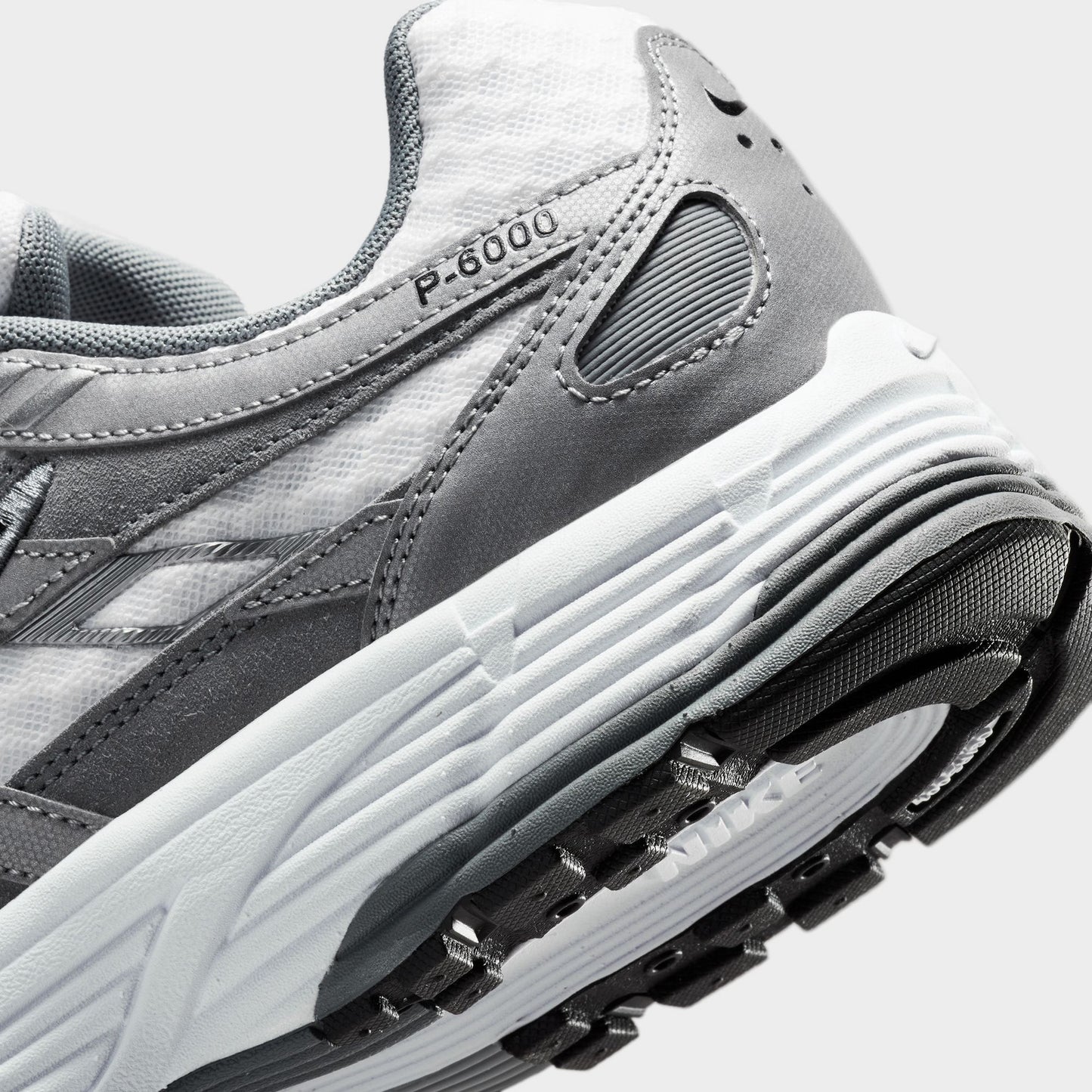 Nike P-6000 Blanc / Noir - Gris Métallisé Froid