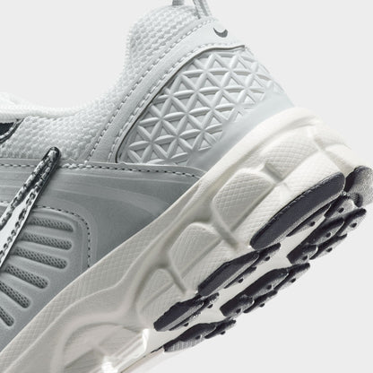 Nike Vomero 5 PS Poussière de photons / Chrome Gridiron - Voile