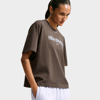 Nike Sportswear Femme Essential T-shirt Manches Courtes Coupe Ample Imprimé Graphique Brun Baroque