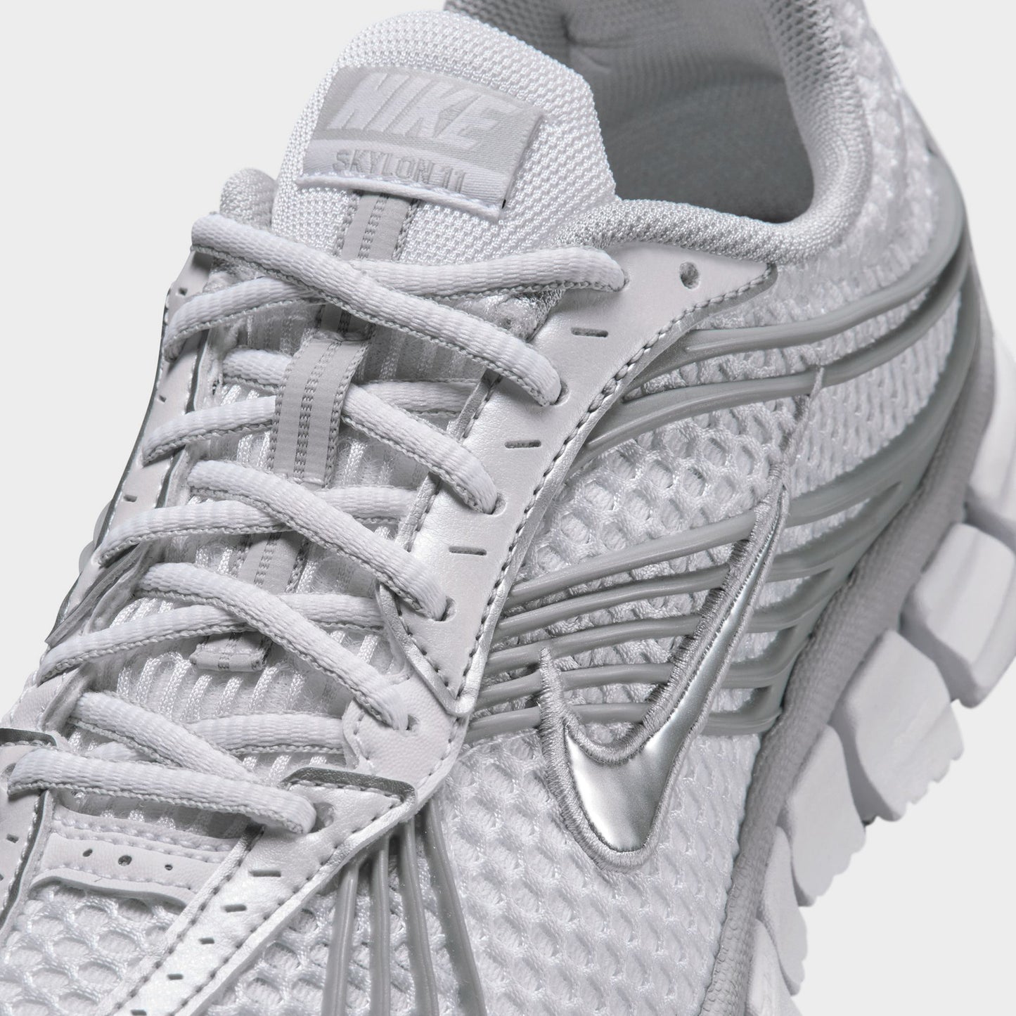Nike Women's Skylon 11 White / Metallic Silver - Grey Fog