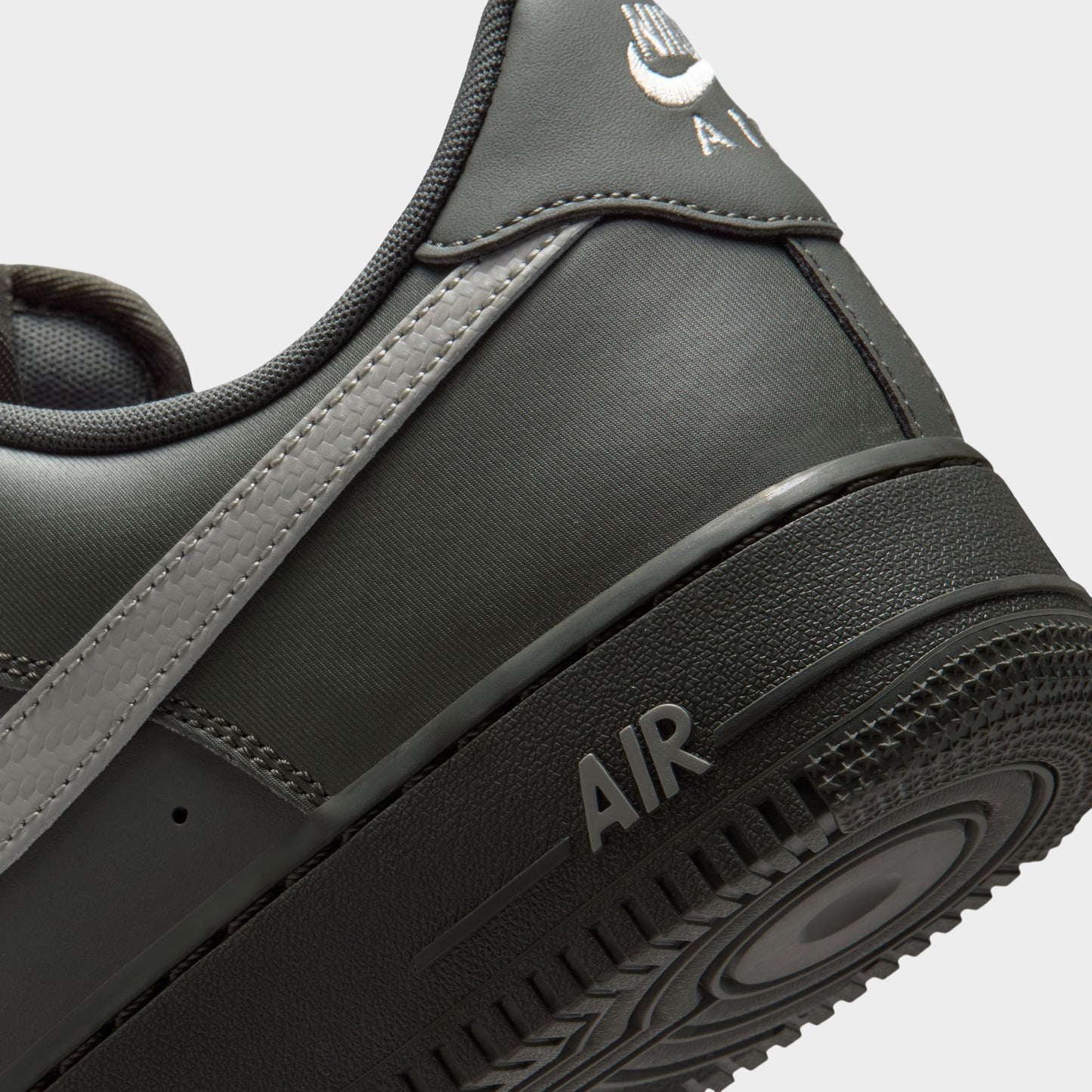 Nike Air Force 1 '07 Newsprint / Gris Universitaire