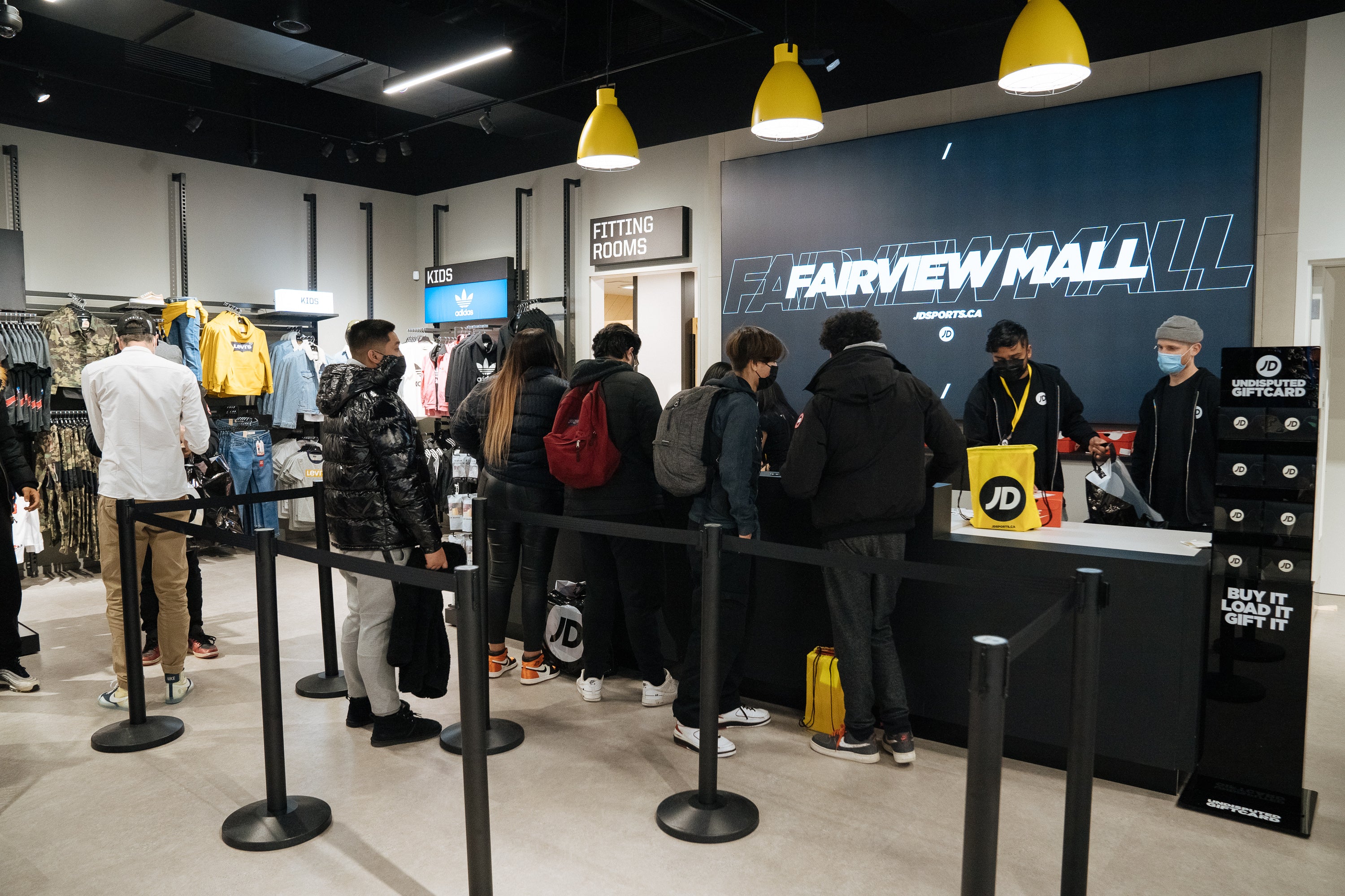 carrefour laval adidas