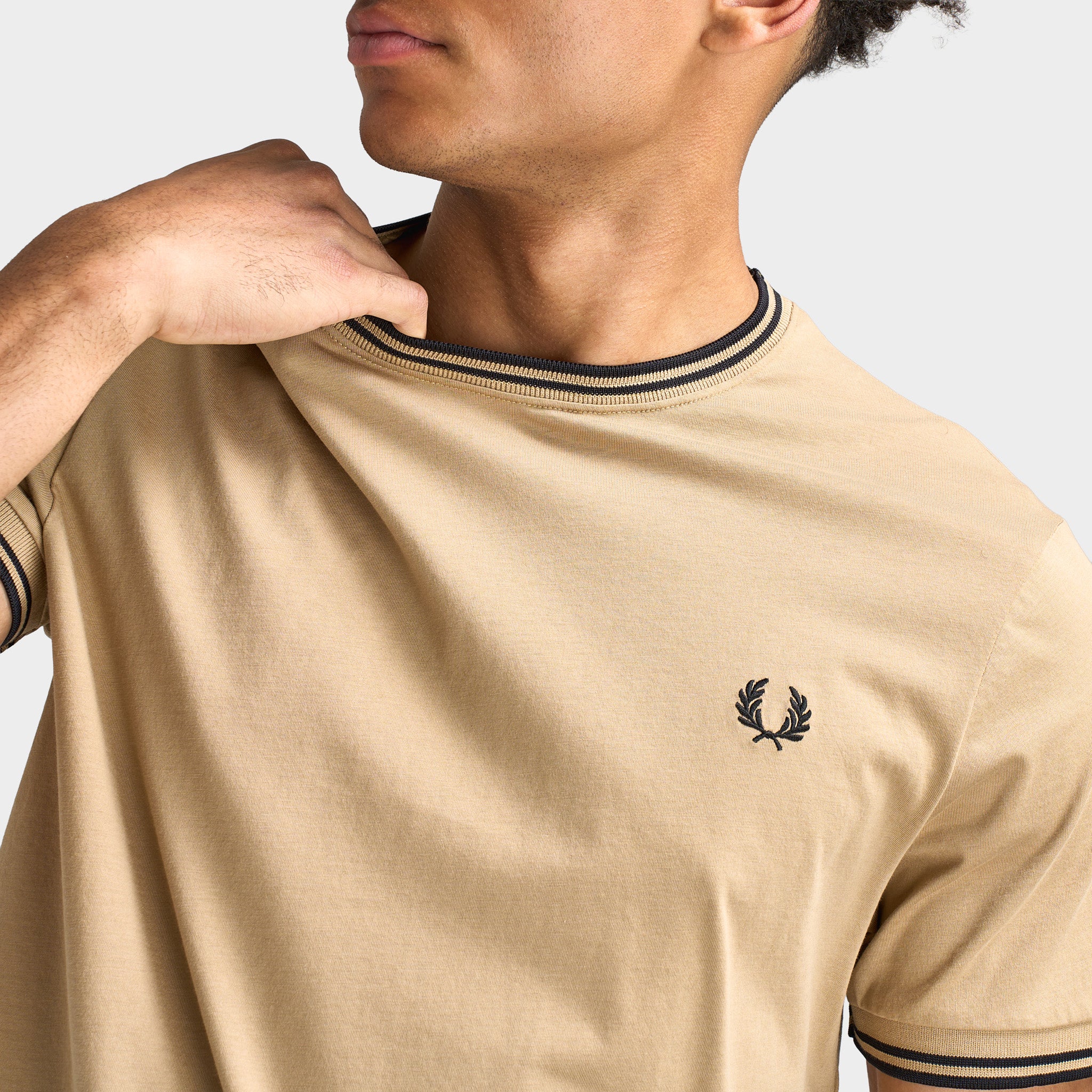 Fred Perry Twin Tipped T-Shirt Warm Stone / Black – JD Sports
