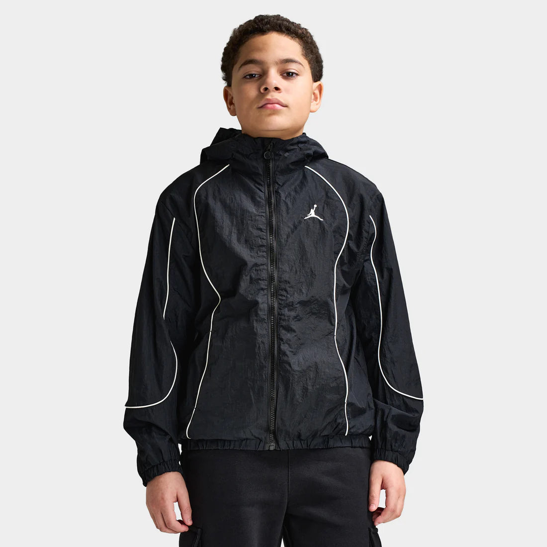 L’enfant porte une veste coupe-vent Jordan Juniors Color Block « Noir ». Magasinez les vêtements pour enfants dès maintenant chez JD Sports.