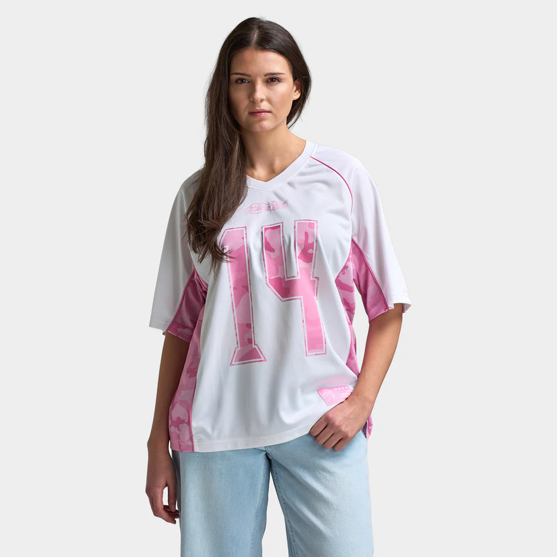 La femme porte un chandail raglan Hoodrich Oversized V-Neck « Blanc / Lilas – Camouflage Rose Sachet ». Magasinez les vêtements pour femmes dès maintenant chez JD Sports.