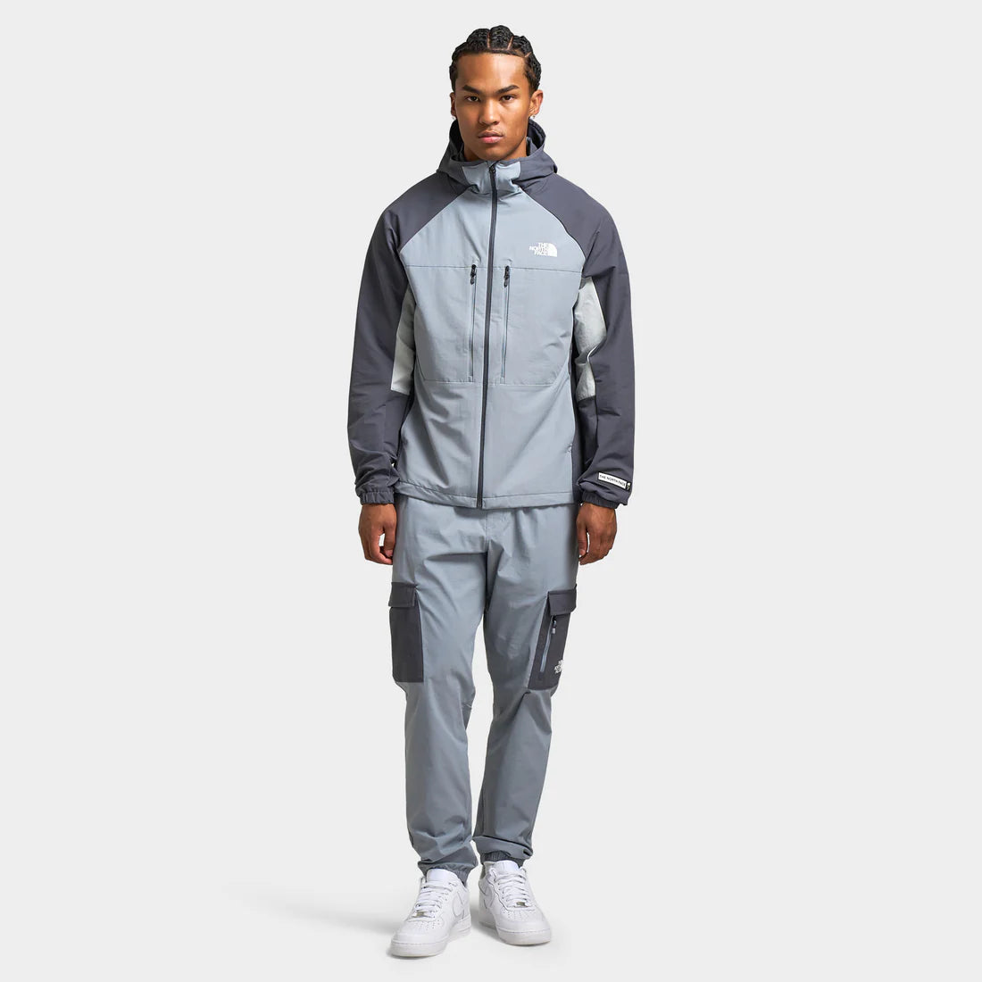 The North Face Trishul Full-Zip Jacket « Tradewinds Grey » veste. Magasinez les vêtements pour hommes dès maintenant chez JD Sports.