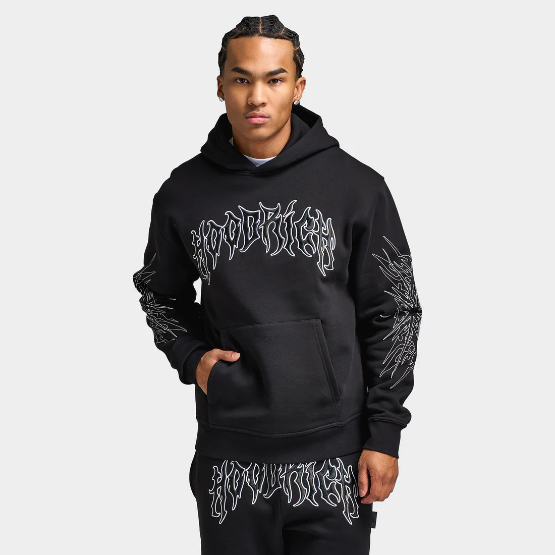 L’homme porte un chandail à capuche Hoodrich Spectral « Noir / Blanc ». Magasinez les vêtements pour hommes dès maintenant chez JD Sports.