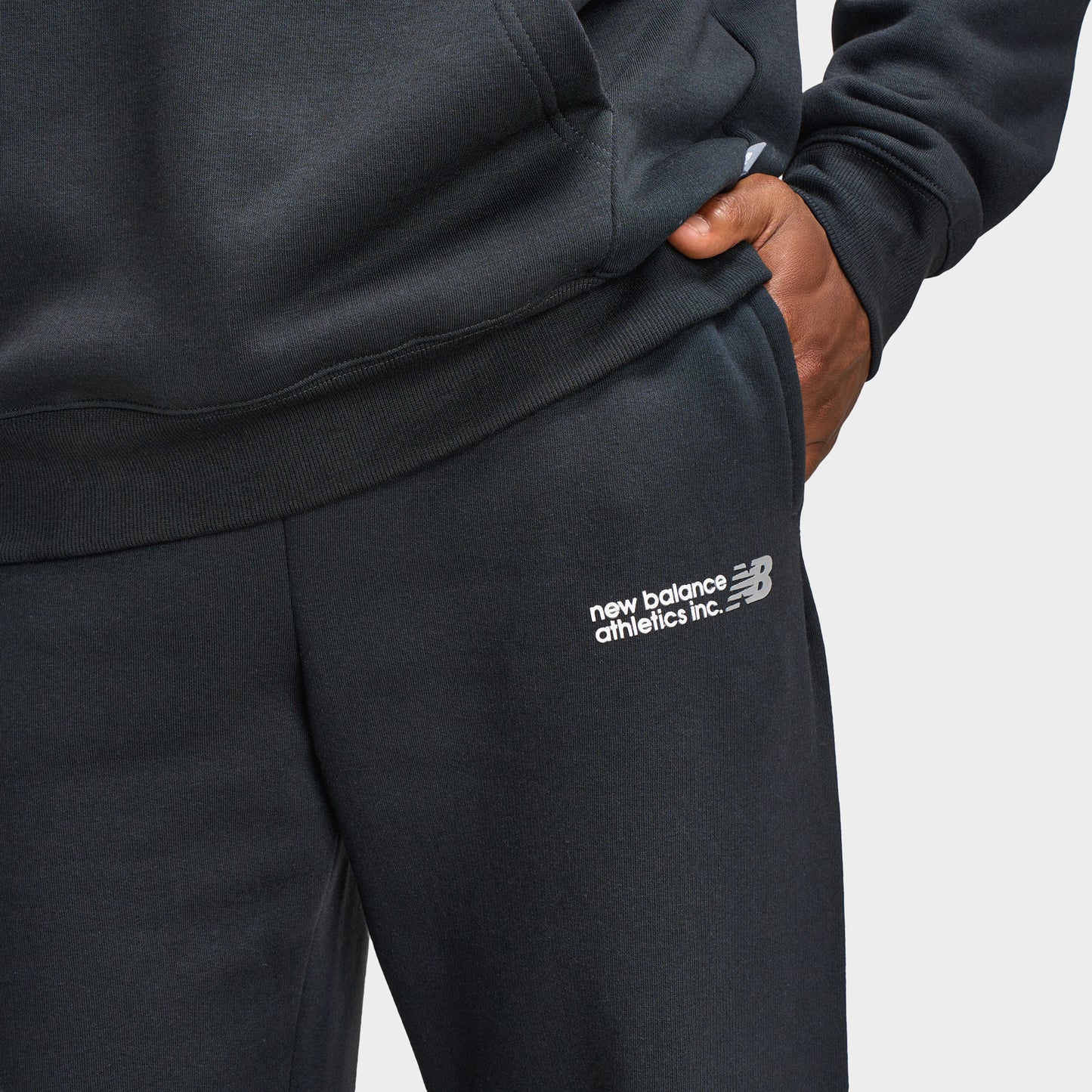 New Balance Tone Logo Open Hem Pants / Black