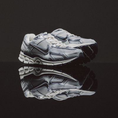 Chaussure Nike Zoom Vomero 5 pour femmes « Gris vaste / Argent métallique » en promotion dès maintenant. Magasinez les soldes Nike dès maintenant chez JD Sports.