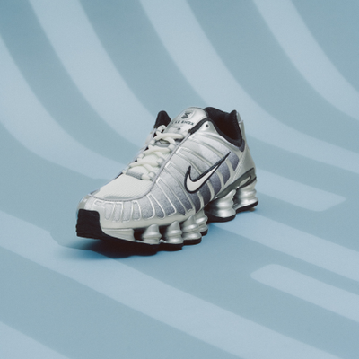 Nike Shox TL à motif « Argent métallique / Blanc sommet - Gris loup », en solde en ce moment. Magasinez les Nike pour hommes dès maintenant chez JD Sports.