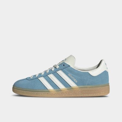 adidas Muenchen pour femmes « Bleu Prélové / Blanc cassé - Argent métallique ». Magasinez les nouveautés pour femmes dès maintenant.