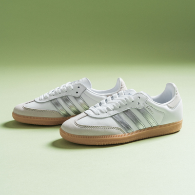 adidas Samba OG pour femmes « Blanc / Argent métallique - Gris ». Magasinez les soldes pour femmes dès maintenant chez JD Sports.