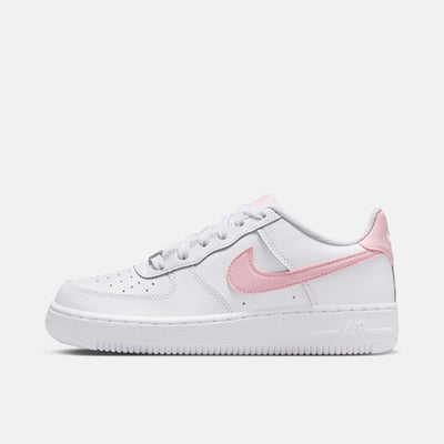 Chaussures Nike Air Force 1 GS « Blanc / Rose tendre moyen - Blanc ». Magasinez les nouveautés pour enfants dès maintenant. 