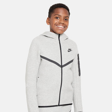 L’enfant porte le chandail Nike Sportswear pour garçons Tech Fleece « Gris foncé chiné ». Magasinez les vêtements pour enfants dès maintenant