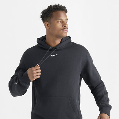 L’homme porte le chandail Nike NOCTA Cardinal Fleece « Noir / Blanc ». Magasinez les vêtements pour hommes dès maintenant