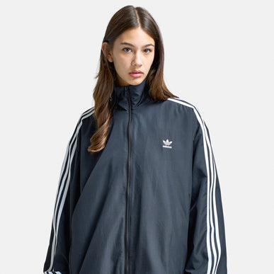 La femme porte le haut adidas Adicolor Surdimensionné « Noir ». Magasinez les vêtements pour femmes dès maintenant